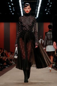 Fendi-RTW-FW19-Milan-0886-1550750504.thumb.jpg.0253477f1caf7a6f1f1f40da402913d1.jpg