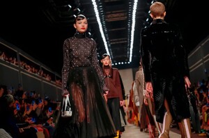 Fendi-RTW-FW19-Milan-1113-1550750780.thumb.jpg.80c2f3bf7a6d73a0dec8924040e8975a.jpg