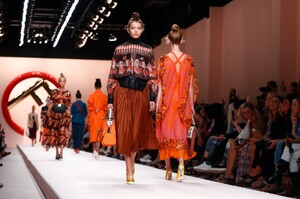 Fendi-RTW-SS19-Milan-30596-1537445692.thumb.jpg.dfe92c2e4d0be6b5346061658e3e8009.jpg