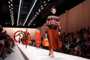 Fendi-RTW-SS19-Milan-30604-1537445695.thumb.jpg.efaa38b5dd38c54f69dace2f1aa4cd0e.jpg