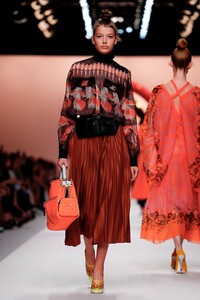 Fendi-RTW-SS19-Milan-3352-1537445562.thumb.jpg.c7f4dba4d03d0425177b26a6b2e74674.jpg