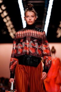 Fendi-RTW-SS19-Milan-3354-1537445564.thumb.jpg.693aadb6279a0adb62d72a9ca195ecb9.jpg