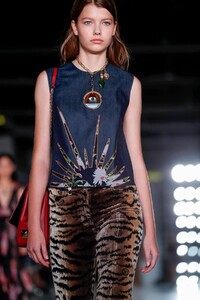 Giambattista-Valli-RTW-SS19-Paris-3665-1538399321.thumb.jpg.cd560c905d071efda8456452682811f9.jpg