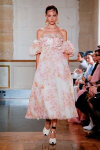 Giambattista-Valli-RTW-SS20-Paris-0156-1569853368.thumb.jpg.fc59e1dfd15cca7c374573f9bb70dc1b.jpg