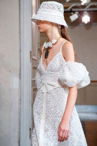 Giambattista-Valli-RTW-SS20-Paris-0232-1569853434.thumb.jpg.a3b5861972433d400812498a3add91bb.jpg