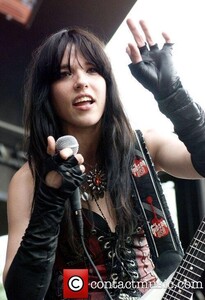 Halestorm-halestorm-40154693-500-731.jpg