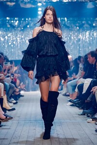 Isabel-Marant-RTW-SS19-Paris-7728-1538078191.thumb.jpg.80ff5dd3d8ee0082b7a0ea475d9e45af.jpg