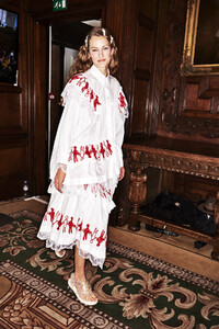 LFW_2507SonnyphotosSimoneRocha.thumb.jpg.1989a69d1ac564d301e21cba0e0bd335.jpg