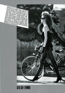 Lindbergh_Vogue_Italia_December_1982_06.thumb.png.7e6c637bbb2ae1bbb7833cb4549af2f9.png