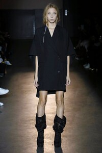 Lutz-Huelle-RTW-SS17-Paris-5435-1475261781.thumb.jpg.10f8ec5237d3b1a077b4057248801a11.jpg