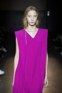 Lutz-Huelle-RTW-SS17-Paris-5615-1475261952.thumb.jpg.e4f666c1f6bbd789b62b9af62462bc16.jpg