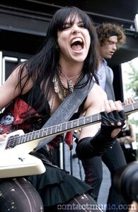Lzzy-Hale-halestorm-37314666-500-768.jpg
