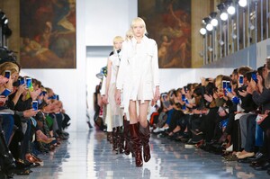 Maison-Margiela-Spring-Summer-2016-Paris-7778-1453890371.thumb.jpg.6a843bb63f88b5a8ddb9edb66fe938e6.jpg