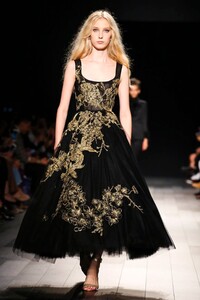 Marchesa-RTW-SS18-New-York-5706-1505320167.thumb.jpg.fe5ac185ce104c523b37e9508af7bdaa.jpg