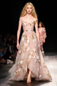 Marchesa-RTW-SS18-New-York-5835-1505320477.thumb.jpg.00d8c1b5f46a52e3dce3537fad8f0dd1.jpg