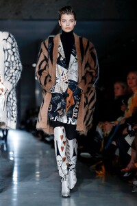 Max-Mara-RTW-FW19-Milan-0368-1550739630.thumb.jpg.65db7da4c530cfad588e125cde128c19.jpg