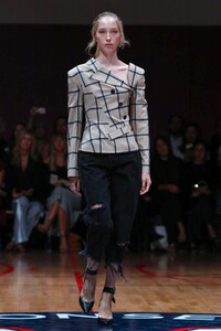 Monse-RTW-SS18-New-York-1111-1504892595.thumb.jpg.12ff4188864751d125bf694d6c34d2df.jpg
