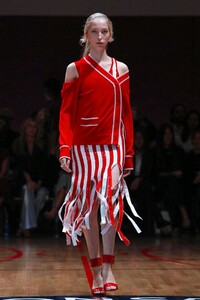 Monse-RTW-SS18-New-York-1236-1504892951.thumb.jpg.ab77648a4cb200f4542493c4a2057b32.jpg
