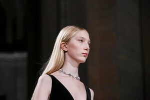 Oscar-de-la-Renta-RTW-FW18-NY-2666-1518452786.thumb.jpg.5a20bb571243e20891bba8b8b6c6e5e9.jpg