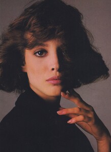Piel_US_Vogue_October_1986_06.thumb.jpg.ed1e6df3d8691abe2c3a608eaaa921a9.jpg