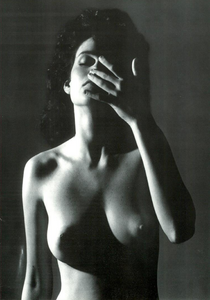Piel_Vogue_Italia_December_1982_04.thumb.png.128426a73de0b622fed0d16451177209.png