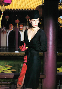 Singapore_Barbieri_Vogue_Italia_December_1982_06.thumb.png.02a4b9968f9b4e0731b697dfeaadc7b9.png