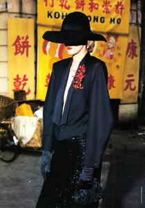 Singapore_Barbieri_Vogue_Italia_December_1982_10.thumb.png.90563a210f1034bd643eb9064d695e6f.png