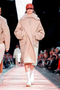 Sportmax-RTW-FW19-Milan-3098-1550836883.thumb.jpg.ff5ec39465c51f6bdf0d79fceee6f02f.jpg