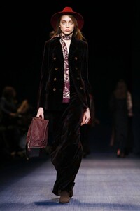 Trussardi-Ready-To-Wear-Fall-Winter-2016-Milan-8217-1456680470.thumb.jpg.6a27054ce8fb69a7a89758637d8ea69f.jpg