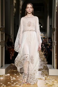 Valentino-Couture-Spring-Summer-2016-Paris-7238-1453921131.thumb.jpg.b6d7a74b1d1b4c9397f68cc096f865c5.jpg