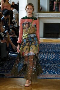 Valentino-RTW-SS17-Paris-5625-1475419126.thumb.jpg.95dcdcd9fa92009df8b49b89eeb79aa1.jpg