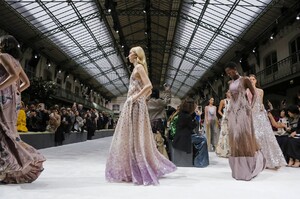 Valentino-RTW-SS18-Paris-8677-1506879876.thumb.jpg.0d4a56bf9b8fc6f990ce5c3020061d92.jpg