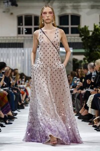 Valentino-RTW-SS18-Paris-9604-1506879524.thumb.jpg.bc03ff64e2e7deeeefcf77fbde7173f6.jpg