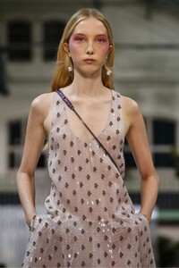 Valentino-RTW-SS18-Paris-9606-1506879526.thumb.jpg.29c3984d07734b59079934c10dda9ea7.jpg