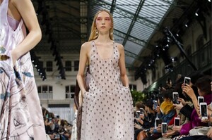 Valentino-RTW-SS18-Paris-9661-1506879690.thumb.jpg.36e77dc4e952917b02ee08fd5d4866a7.jpg