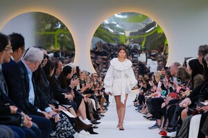 Valentino-RTW-SS20-Paris-1904-1569774672.thumb.jpg.b631ad3b27f12a74ed9343bd4dd233d9.jpg