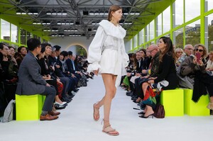 Valentino-RTW-SS20-Paris-1910-1569774681.thumb.jpg.261425b8f7679ff4b87a68da0f259c30.jpg