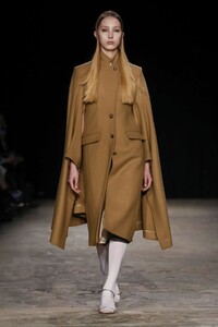 Veronique-Branquinho-RTW-FW17-Paris-3237-1488816191.thumb.jpg.4d251c87f9d6f4459404a4c6e73861a4.jpg