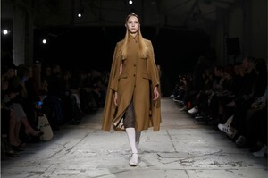 Veronique-Branquinho-RTW-FW17-Paris-3238-1488816195.thumb.jpg.d24a92ae5354947c21759a9ebe1fb8c1.jpg