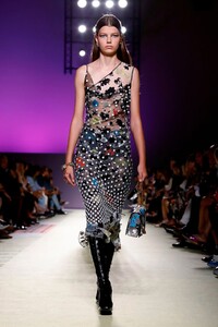 Versace-RTW-SS19-Milan-5341-1537561869.thumb.jpg.7ac847e2be3ba017f89b43bea5980984.jpg