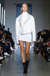 Yang-Li-RTW-SS17-Paris-8342-1475067116.thumb.jpg.f789b58461a1f026fd083cb21b247784.jpg