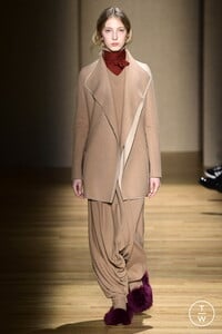agnona-aw17-0092-1689e5.thumb.jpg.131ae79e44d852012f84e7112529d6a1.jpg