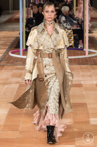 alexander-mc-queen-ss18-0001-d2ba8c.thumb.jpg.0f9a20fdba556e832649f6358f4264ee.jpg
