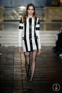 alexander-wang-f16-look-9-f9c729.thumb.jpg.29019d53afad3202c69afea4b9c5f936.jpg