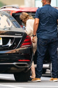 ashley-olsen-leaving-the-row-office-in-new-york-08-06-2020-4.jpg