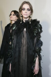backstage-defile-alberta-ferretti-automne-hiver-2017-2018-milan-coulisses-122.thumb.jpg.c613e140d4880052c32a58d2d4b36615.jpg