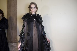 backstage-defile-alberta-ferretti-automne-hiver-2017-2018-milan-coulisses-235.thumb.jpg.7f16bc211c320dc1d24dea925812b36a.jpg