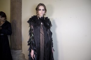 backstage-defile-alberta-ferretti-automne-hiver-2017-2018-milan-coulisses-236.thumb.jpg.c2978ea5f8c52f4c8473843afcbec9ac.jpg