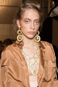 backstage-defile-alberta-ferretti-printemps-ete-2016-milan-coulisses-102.thumb.jpg.5fa4b835e8918437c7547589312eb598.jpg