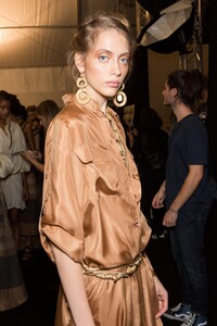 backstage-defile-alberta-ferretti-printemps-ete-2016-milan-coulisses-103.thumb.jpg.c92fd6e4f2eb7950cfc2cc85cd848517.jpg